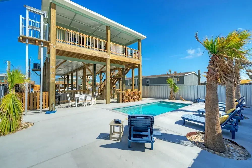 Frisky Flip Flopper by Avantstay Pool + Views