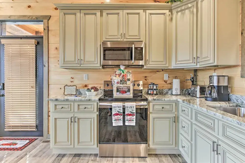 Smoky Mountain Hideaway w/ Hot Tub, Deck & Views!