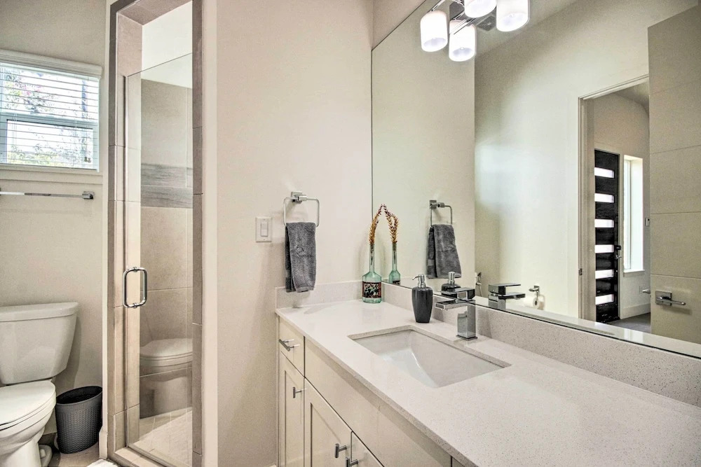 3-story Home Near NRG Stadium, Museums & Nightlife