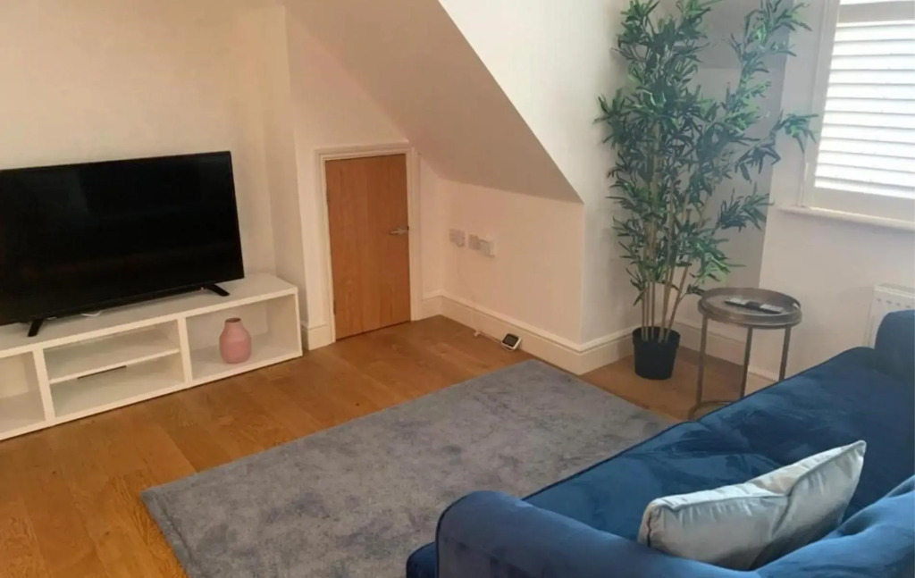 Addlestone - Large Stunning 2 bed room Apartment