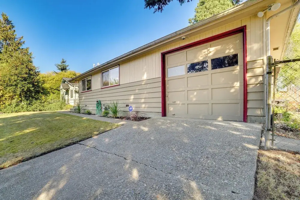 Hot Tub, 5 Mi to Lumen Field! Newly Updated Home