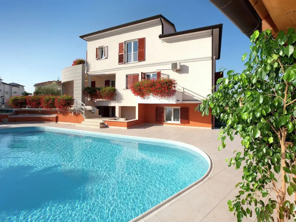Apartment with Shared Pool, Terrace, A/C And Wifi 800 M From the Beach