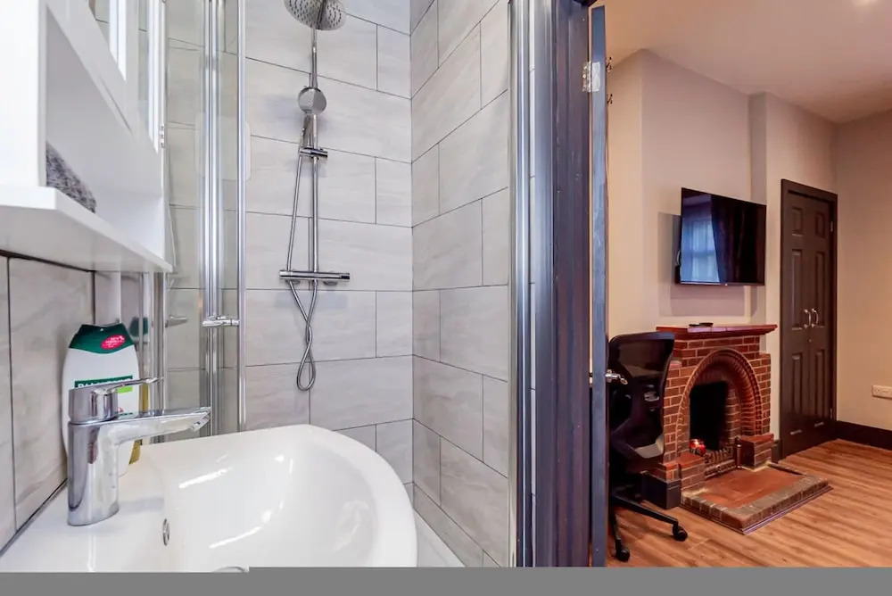 London Heathrow Airport 6 Bedroom Ensuite