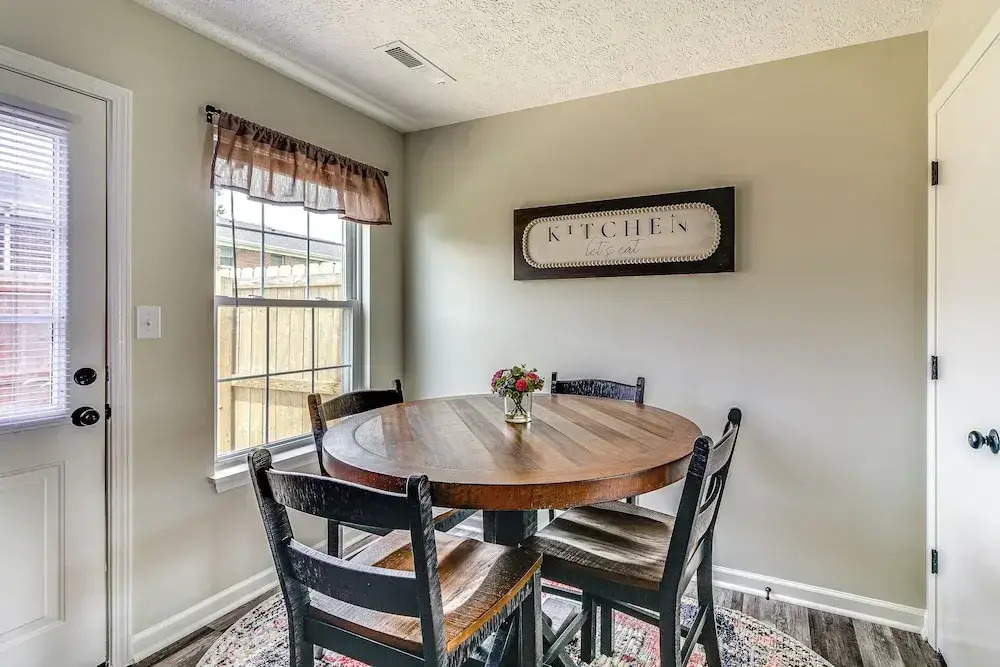 Inviting Bowling Green Escape w/ Smart Tvs!