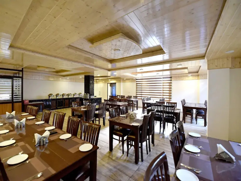 OYO 13091 Manali Grand
