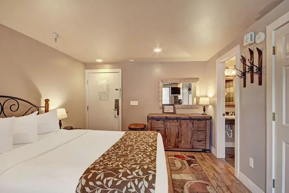 Winter Ski-in out Studio Sleeps 4, Steps to Historic Main St