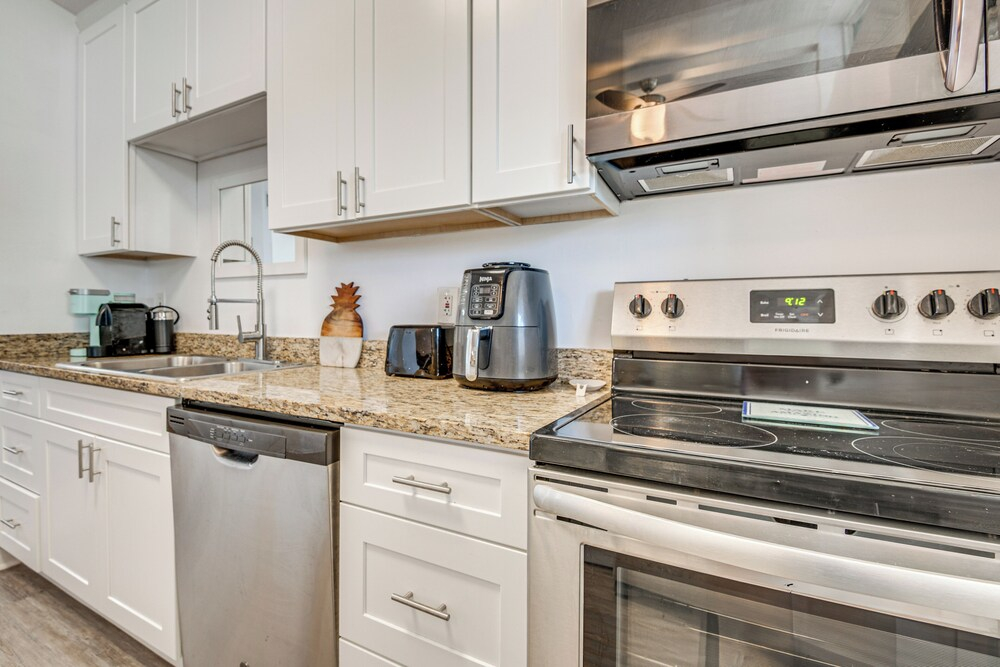 2 Mi to Cocoa Riverfront Park: Home w/ Patio!