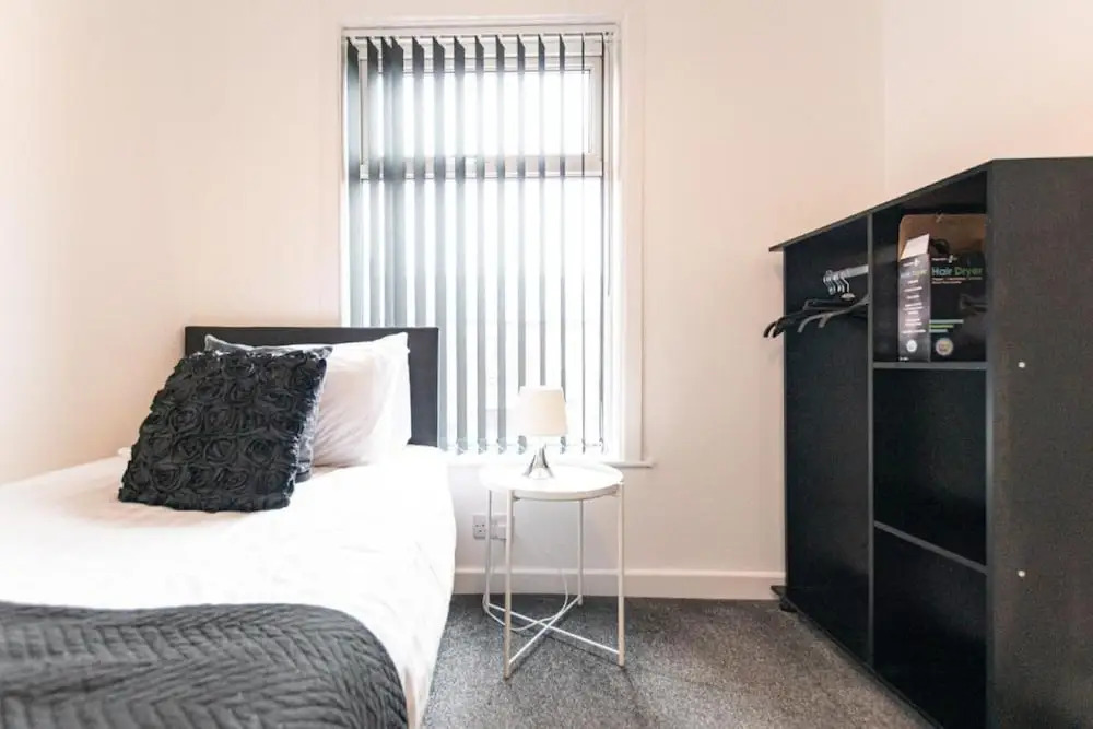 Comfortable 2BR House in Bolton Sleeps 4