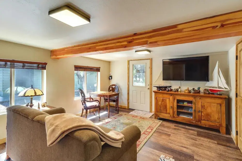 Fire Pit & Grill: Waterfront Cabin in Lakeside!