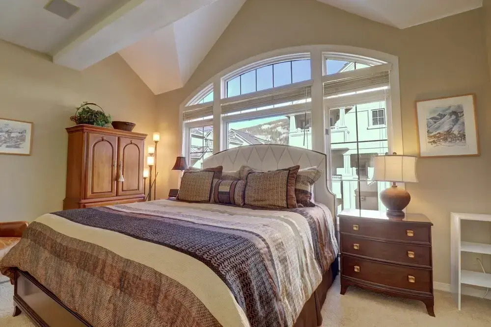 Spacious Slope-side Ski-In Ski-Out Town Home, Private Garage - ER12 by Redawning