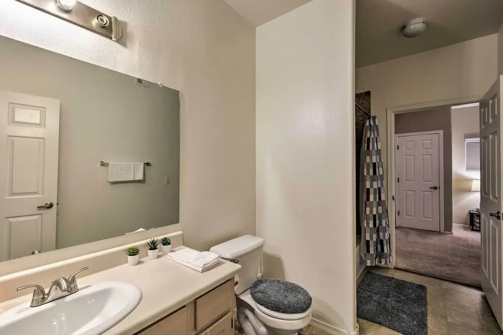 Condo w/ Pool Access, 5 Mi to Tempe Diablo Stadium