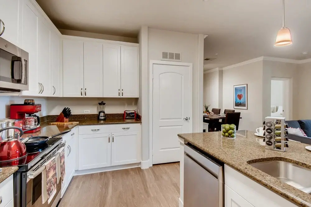 (70% off) - San Diego Top Location Work Or Fun 2BR/2.5 Bath - Pool, Gym, & Free Parking (FV10)