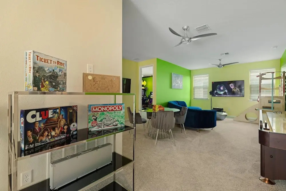 Sr014v: 8 Bed, Dinosaurs Fun, DC Comics, Pool, Shuffle Board
