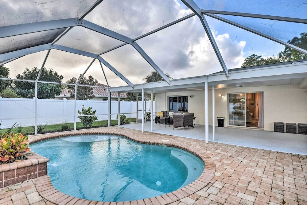 Palm Coast Retreat w/ Lanai < 8 Mi to Beach!