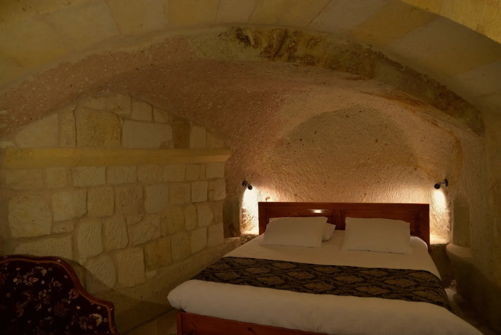 Canyon Cave Hotel