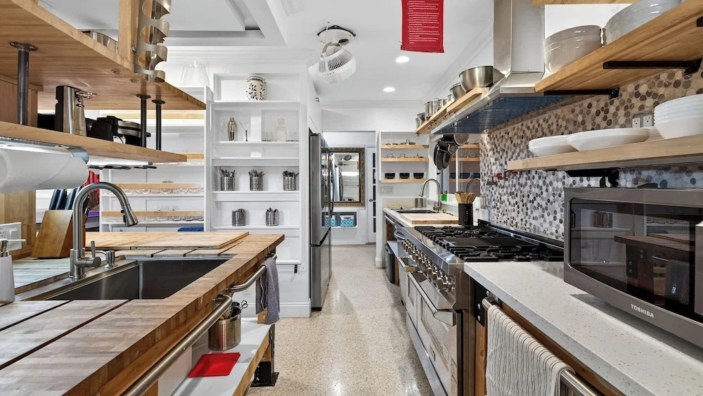 Casa Pineapple Social by Avantstay Spa, Game Room, EV Charger Near Las Olas + Fort Lauderdale Beaches Sleeps 16