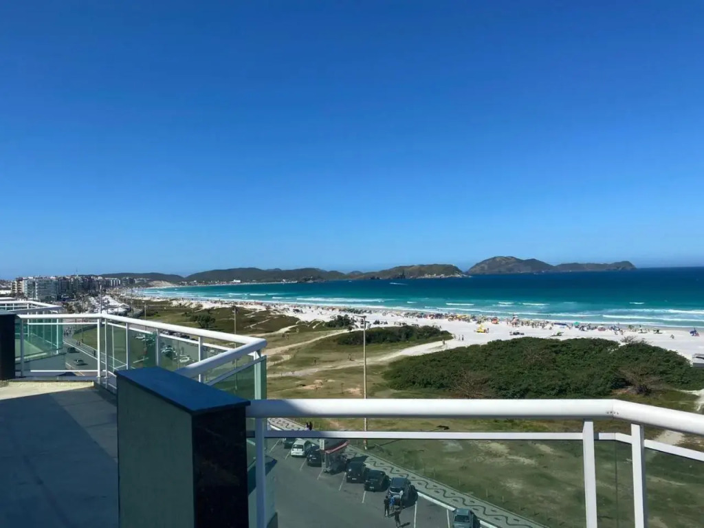 Apto 2 quartos com AR Cond, prédio frente p/ praia