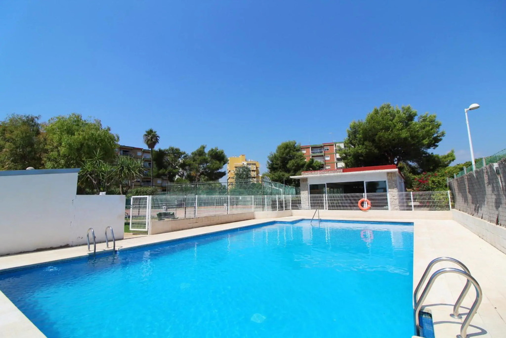 Global Properties, Apartamento con terraza y piscina a un paso de la playa