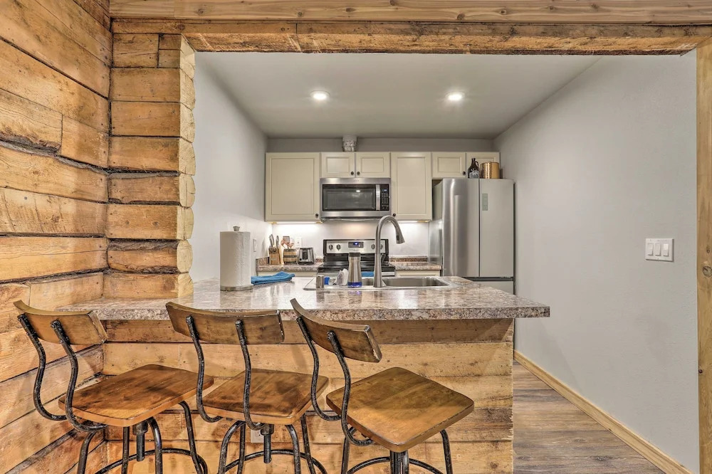 Rustic Anchorage Hideaway: Walk to Coastal Trail!