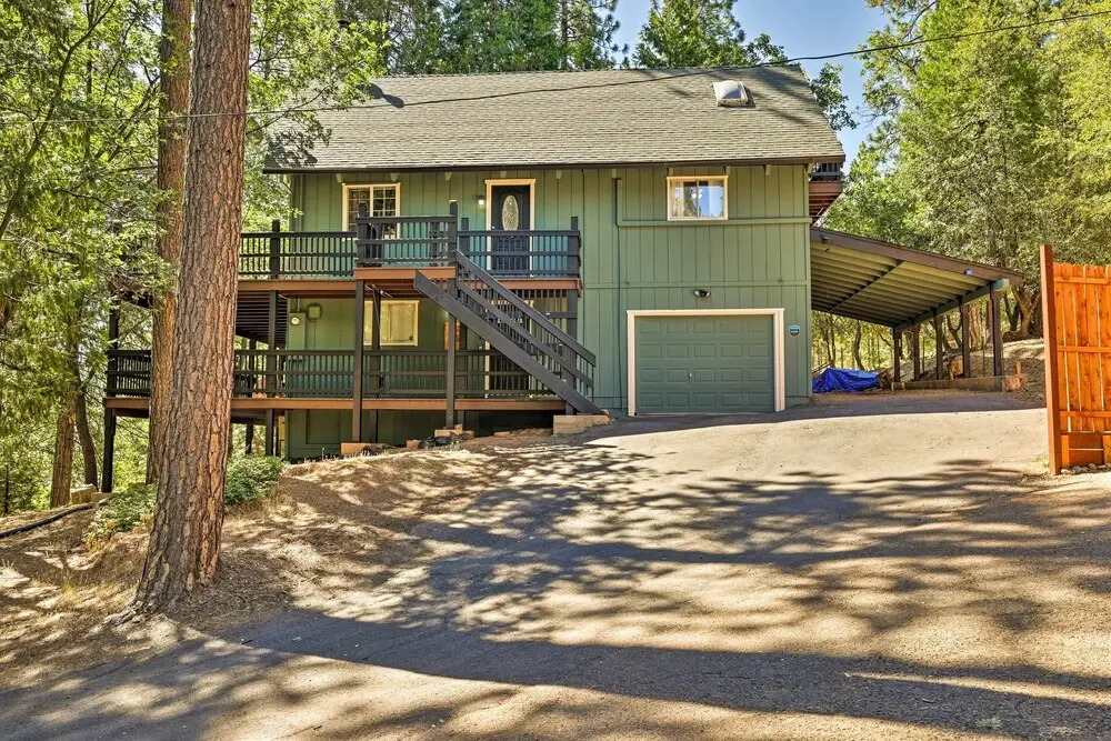 Near Trails: Cabin w/ 2-level Deck in Twain Harte