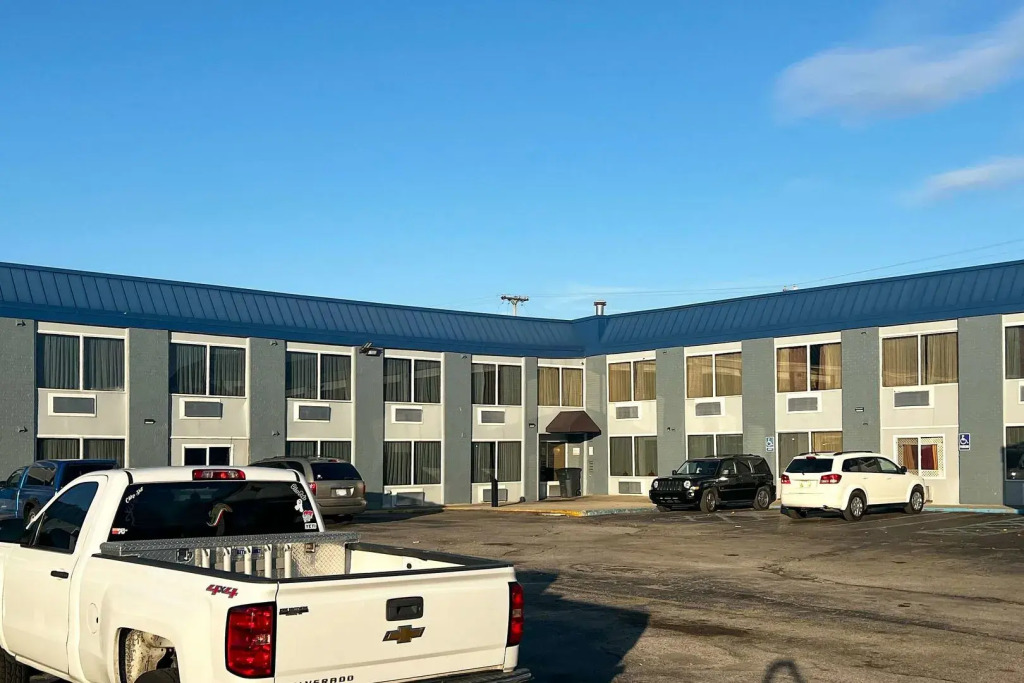 Days Inn & Suites by Wyndham Norton Shores Muskegon