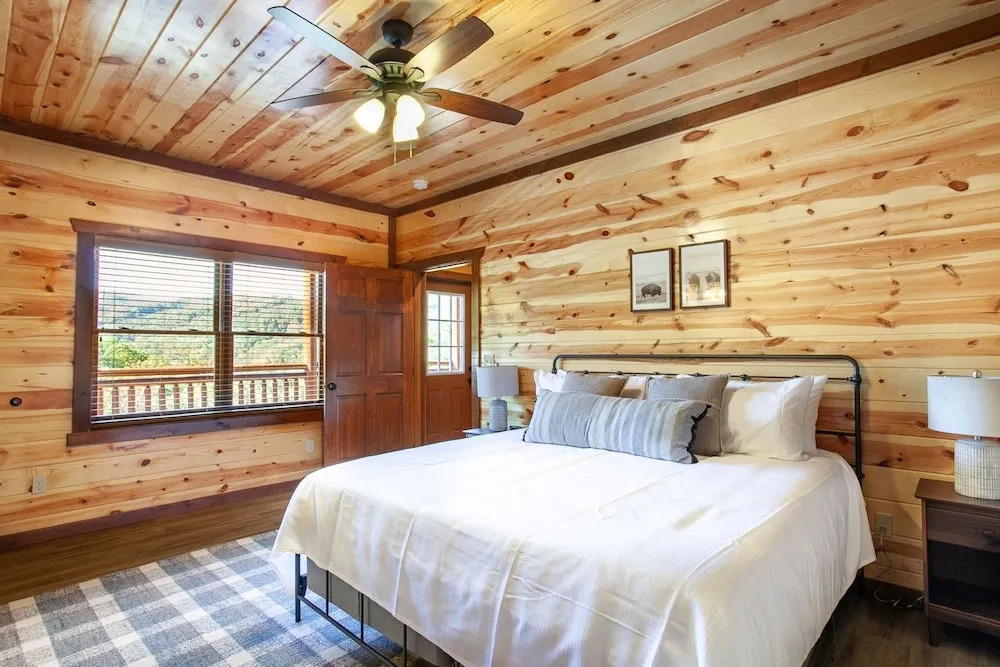 Splash Of Gatlinburg 6 Bedroom Cabin by RedAwning