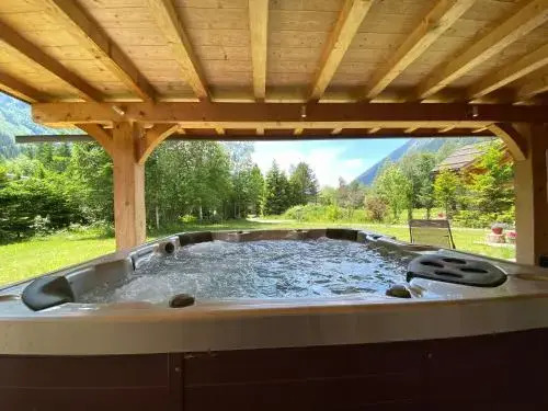 Chalet Isabelle Mountain lodge 5 star 5 bedroom en suite sauna jacuzzi