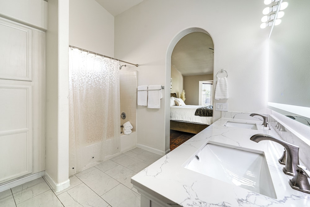 < 1 Mi to Talking Stick Amp! Family Escape w/ Pool