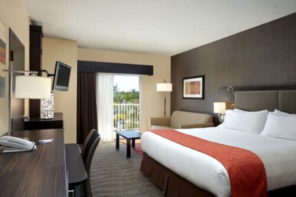 Holiday Inn Express & Suites Naples Downtown - 5th Avenue by IHG