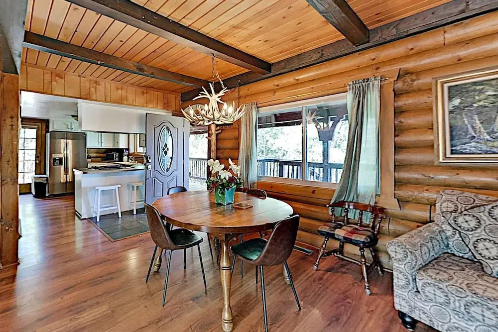 Beautiful Log House: Large Deck & Private Hot Tub 3 Bedroom Home