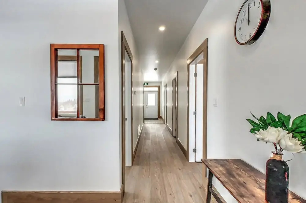 Brand New 7 bdrm Luxury Cottage with Private Beach Access, BBQ,7.5 baths, Hot Tub, Ping Pong Table