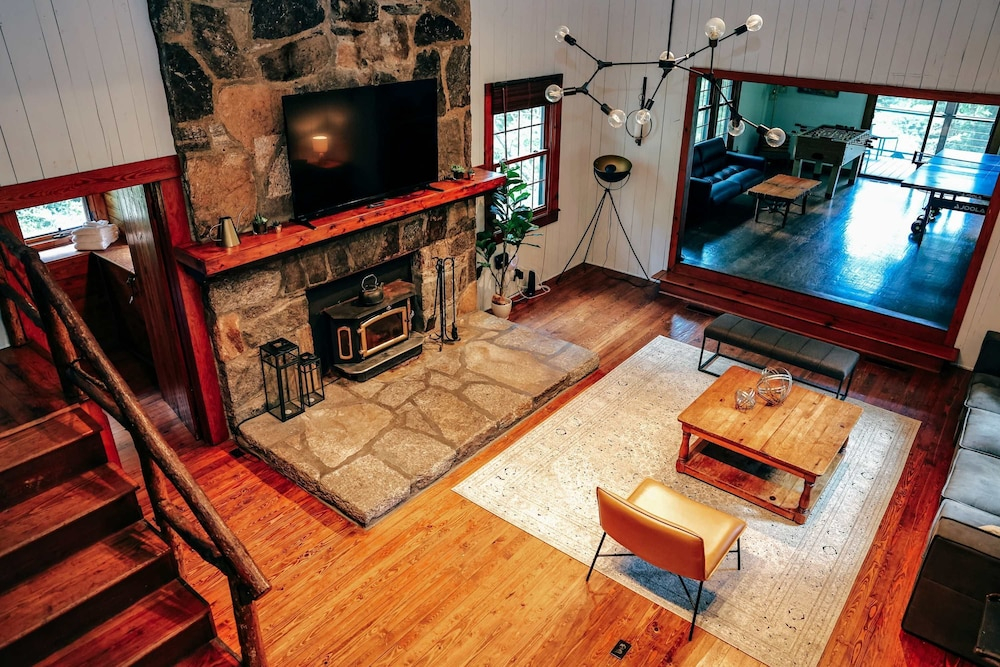 Spacious 4BR w Fireplace Ping Pong Free Tix