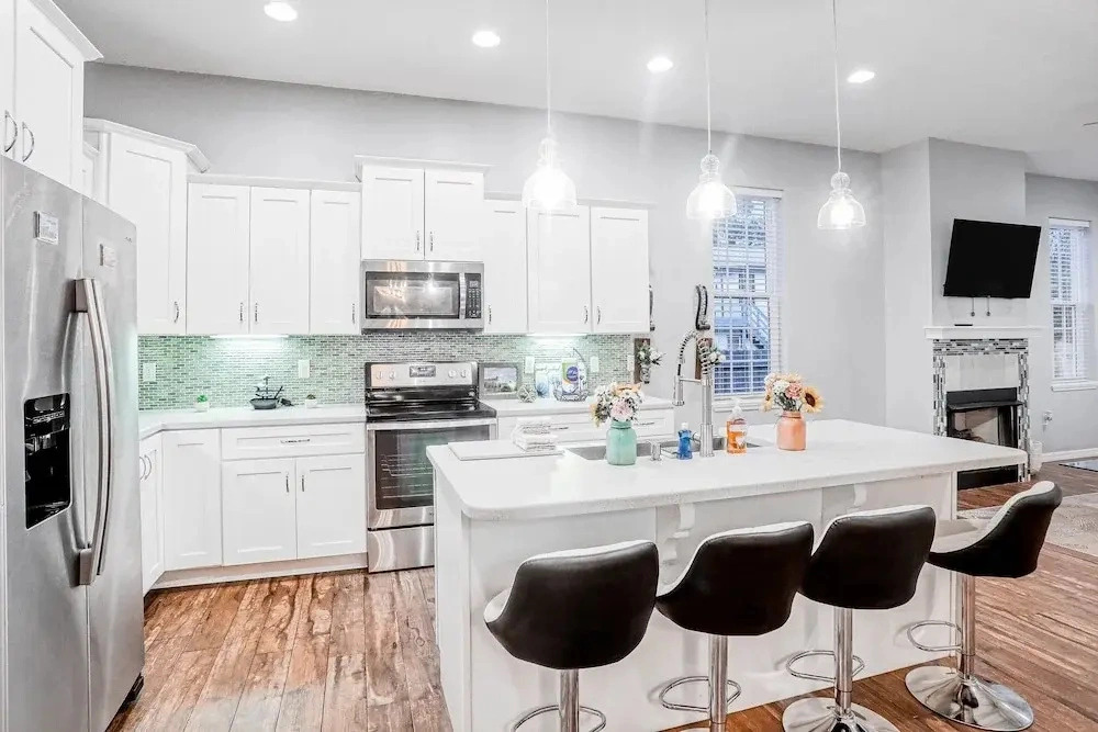 Updated, Dog-friendly gem W/fenced Yard, Foosball & Pool Tables, Wifi, Fireplace