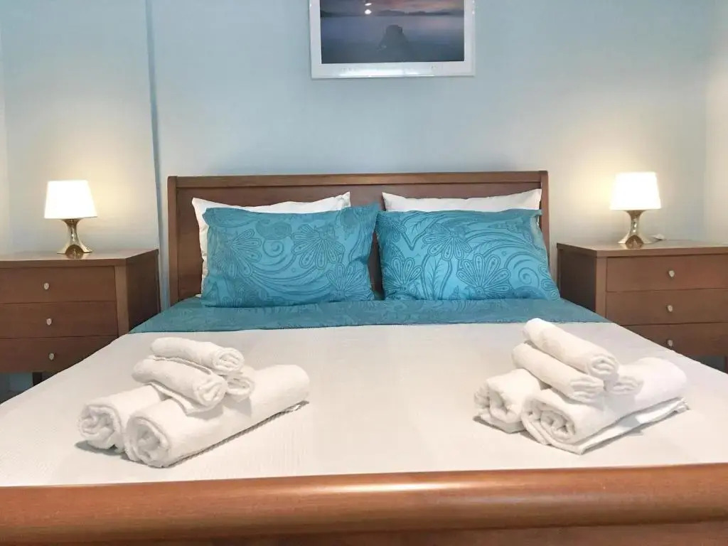 Renovated apt 100m from beach WiFi AC