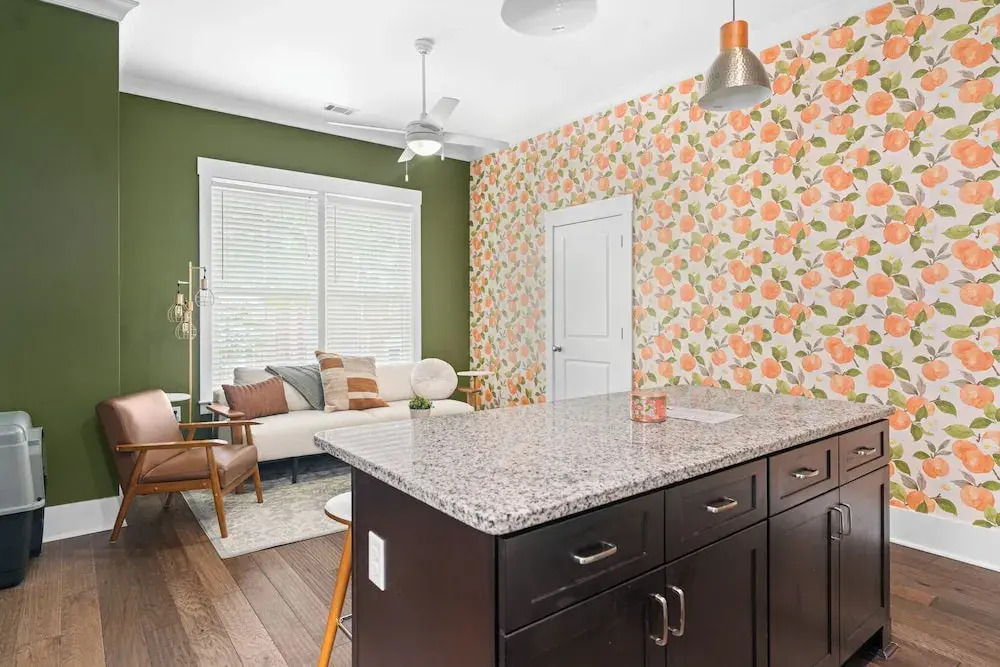 The Peach House- Near Downtown