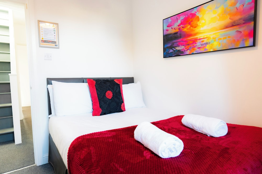 Gloucester-4 Bed Home for Work & Leisure