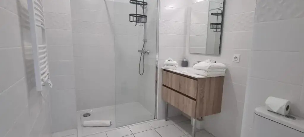 Nice 40m With Wifi Balcon Near The City