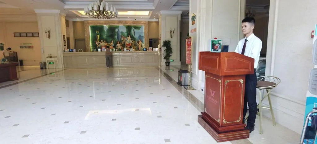 Vienna International Hotel (Sanya High-speed Railway Station)