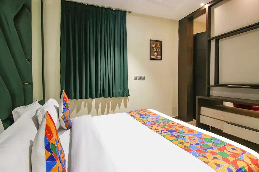 Fabhotel Prime K9 Crown