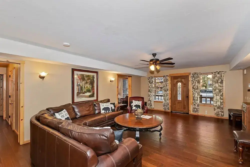 Big 10 Luxury Cabin with HotTub