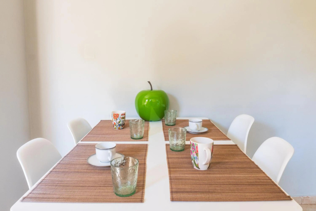 Bright 2bd apt, garden view & parking - Glyfada