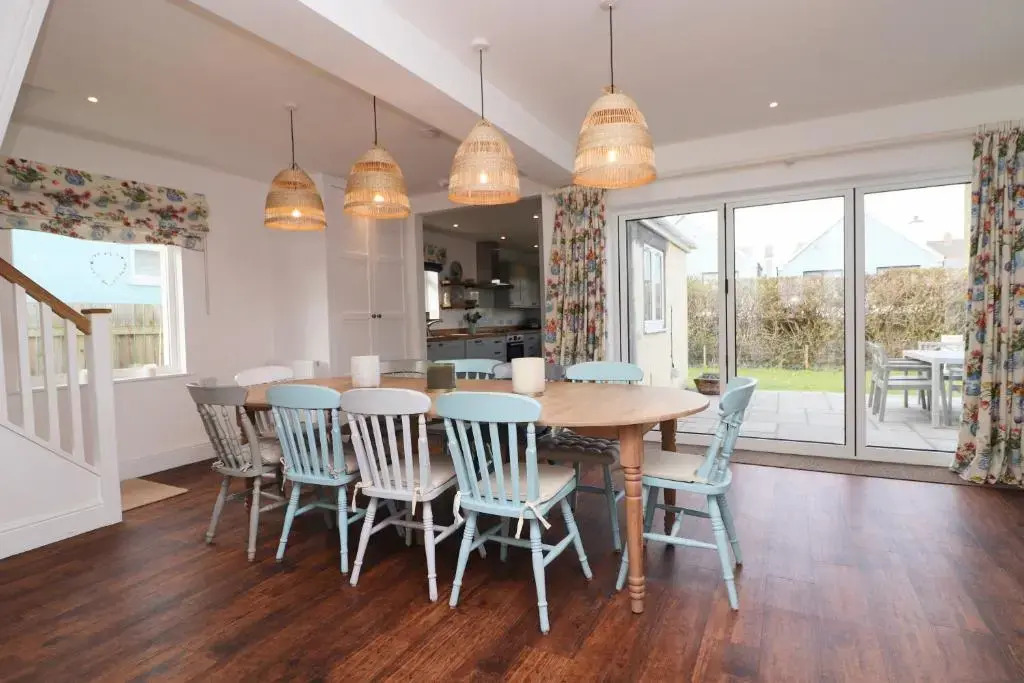 Spacious & modern beach house, 100m to beach