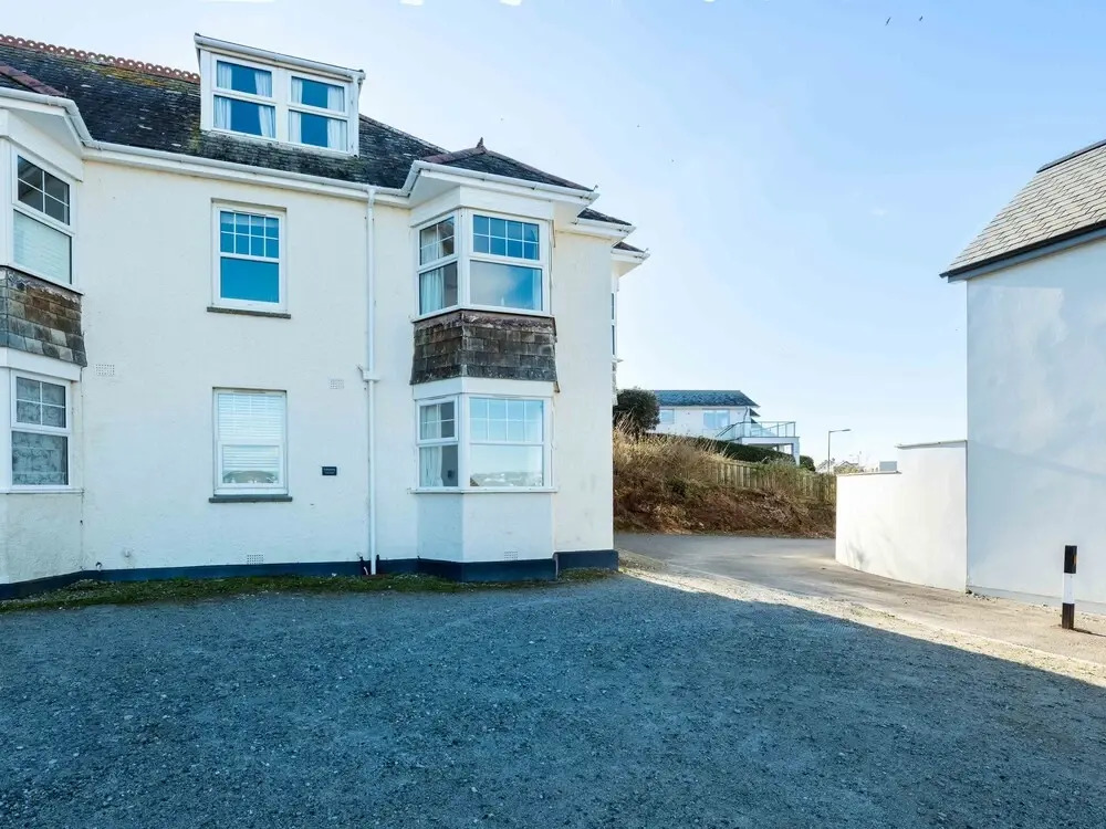 Pinewood Flat 5