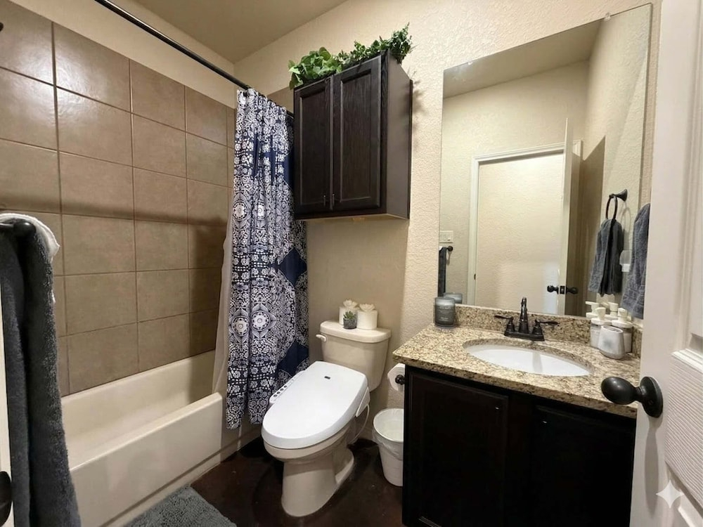 Pet-Friendly 3BR Fire Pit & Games Near Sea World