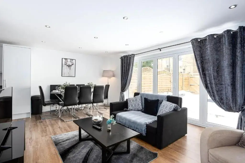 Preston Mews - Hot Tub, Parking, Sleeps 8!