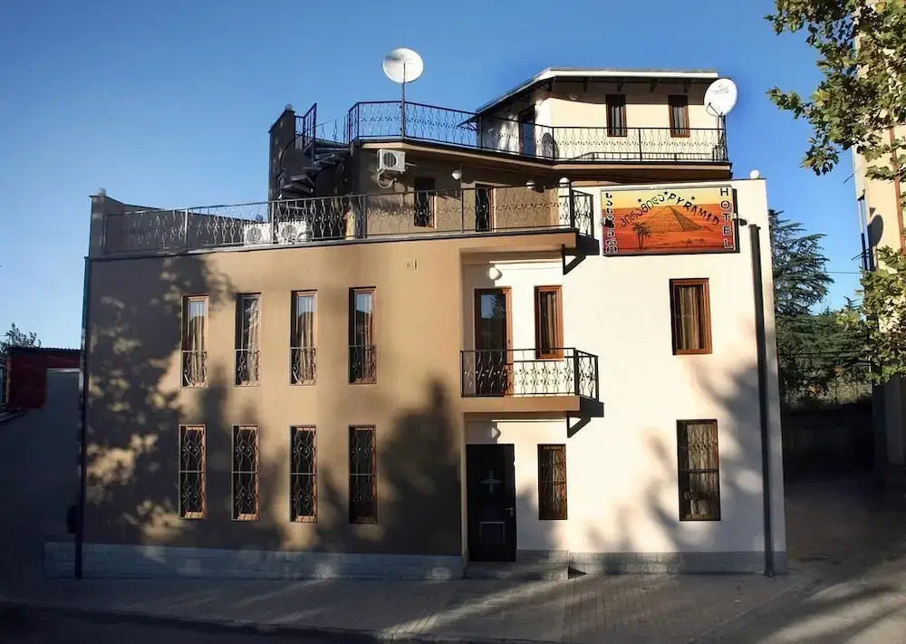 Pyramid Inn