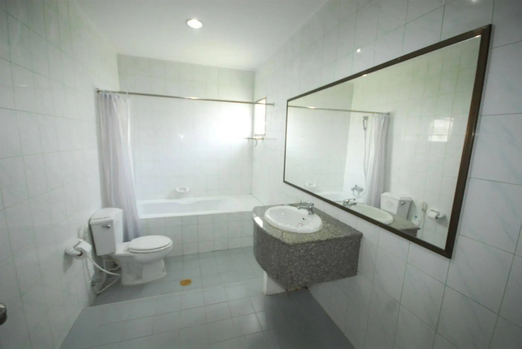 Golden Land Hotel