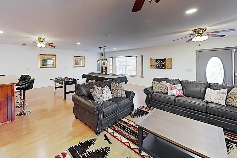 Woodland Haven: Hot Tub, Game Room, Near Downtown 3 Bedroom Home