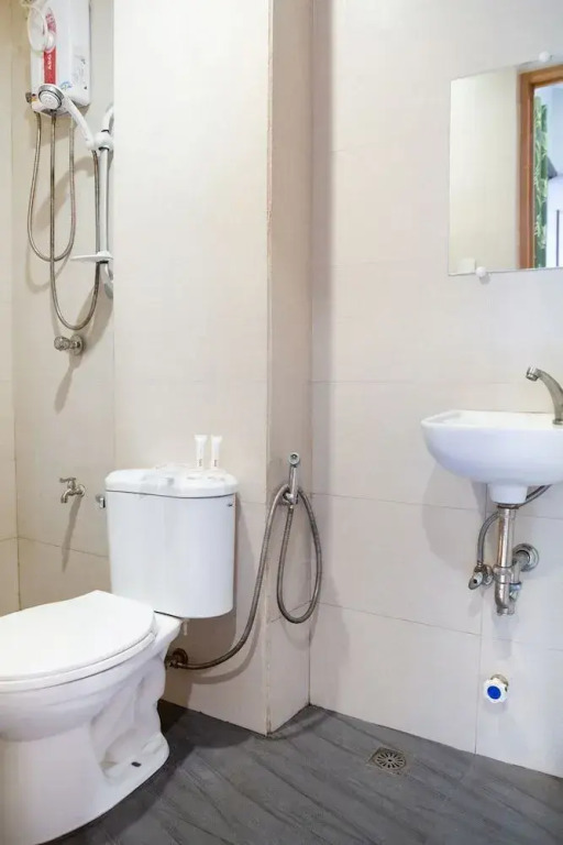 OYO 153 Monclaire Suites