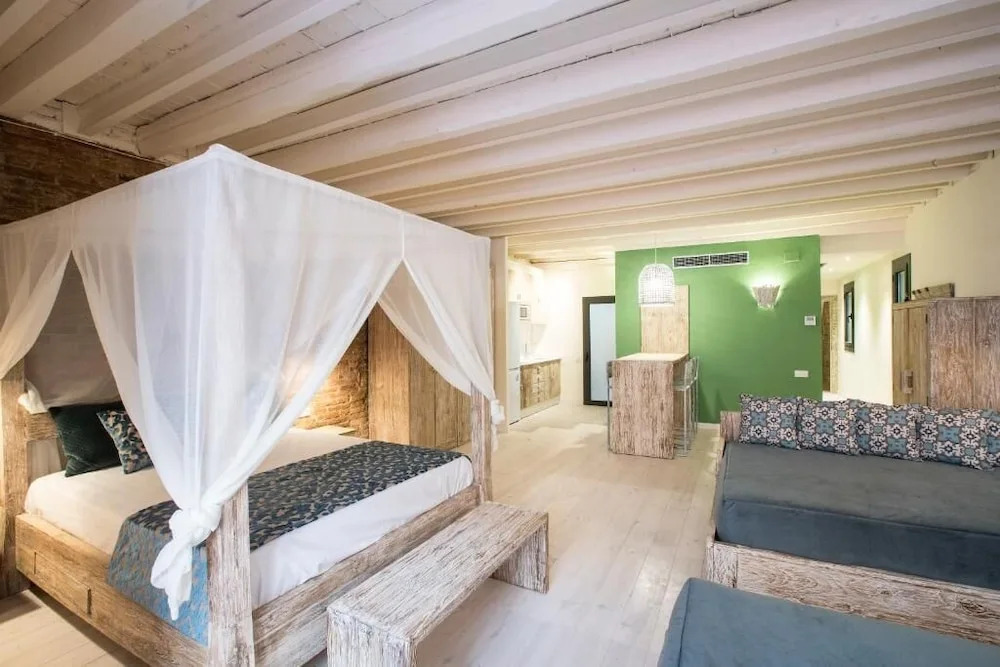 La Bodega Suites